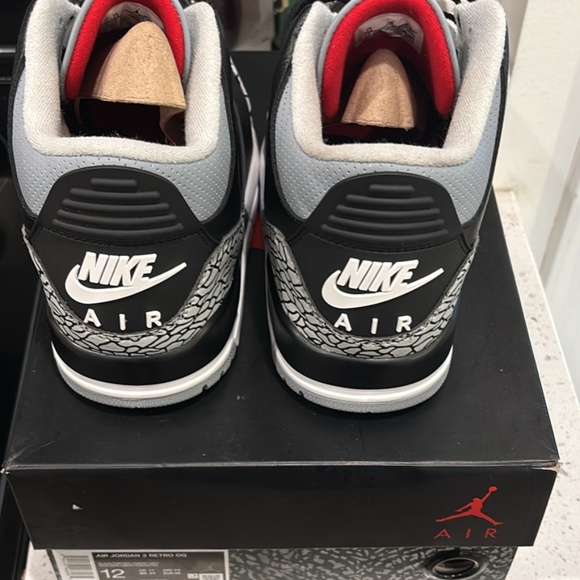 Jordan retro 3 black cement/fire red size 12